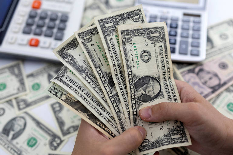 Dólar cai com otimismo sobre inflação nos EUA; Bolsa sobe impulsionada por bancos