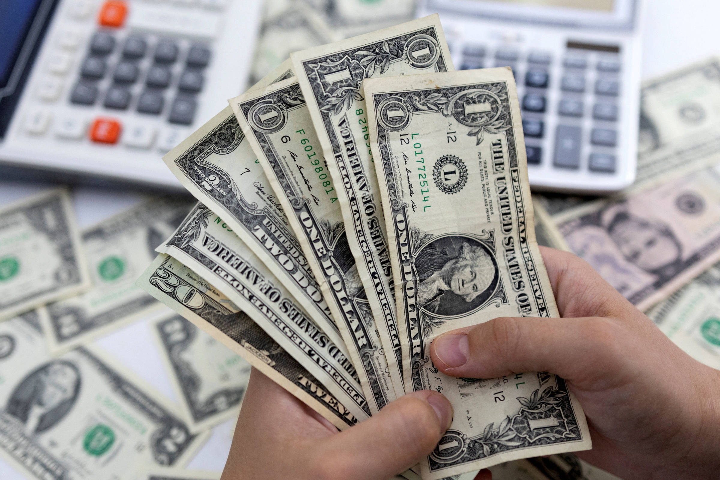 Dólar fecha em alta de 0,90%, a R$ 2,23