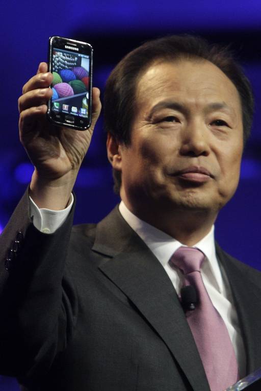 J.K. Shin, então diretor de segmento de celulares da Samsung, mostra o smartphone Galaxy S durante evento em 2010, em Las Vegas, EUA
