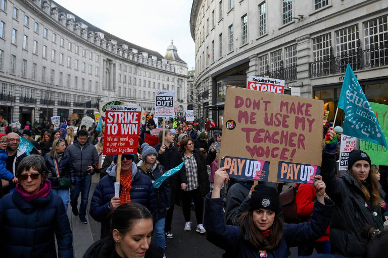 No Reino Unido, ferroviários, professores e funcionários públicos protestam por melhores salários