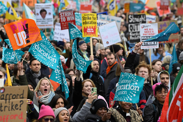 No Reino Unido, professores e funcionários públicos protestam por salários