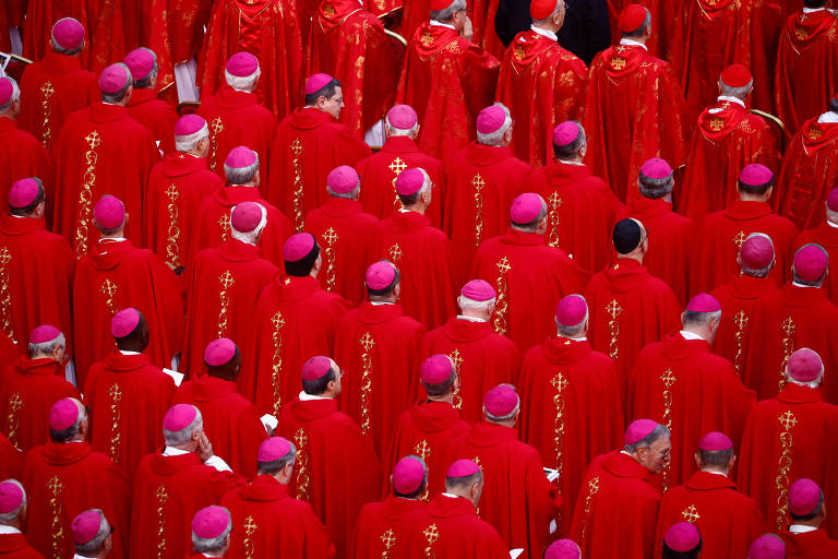 Cardeais durante o funeral do papa Bento 16, na praça de São Pedro, no Vaticano