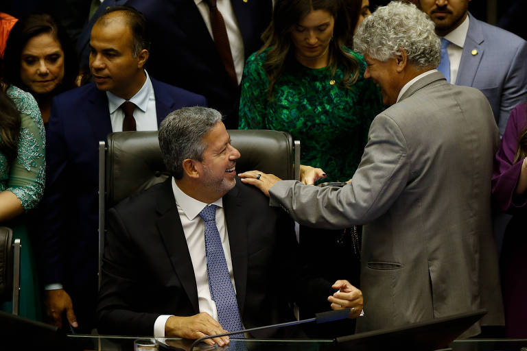 Presidente reeleito da Câmara, Arthur Lira (PP-AL), ao lado do deputado Chico Alencar (PSOL-RJ)