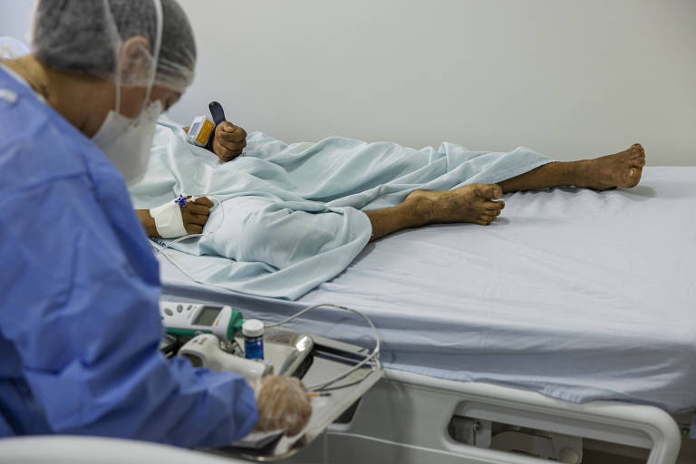 Enfermeira atende yanomami de 20 anos internado com malária no Hospital Geral de Roraima, em Boa Vista
