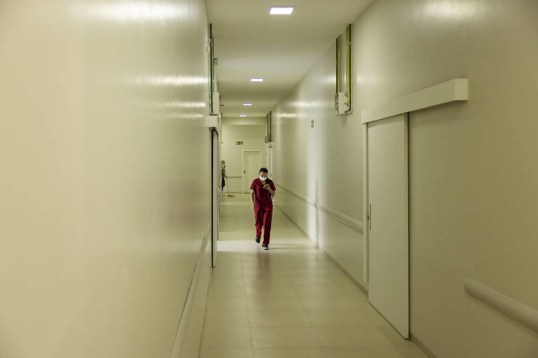 Enfermeira caminha por onde estão internados indígenas no Hospital Geral de Roraima, em Boa Vista