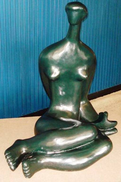 obra em bronze representa uma mulher sentada