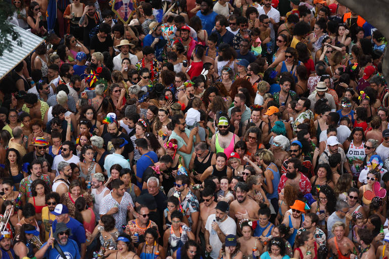 Foliões se reúnem em bloco de pré-carnaval, na Santa Cecília, em São Paulo.