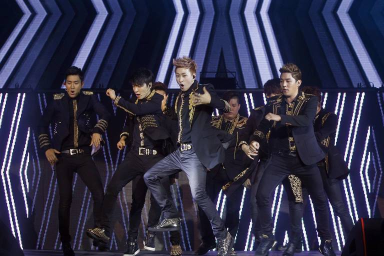 Membros da banda sul coreana de k-pop Super Junior em show; banda se apresenta em São Paulo em fevereiro
