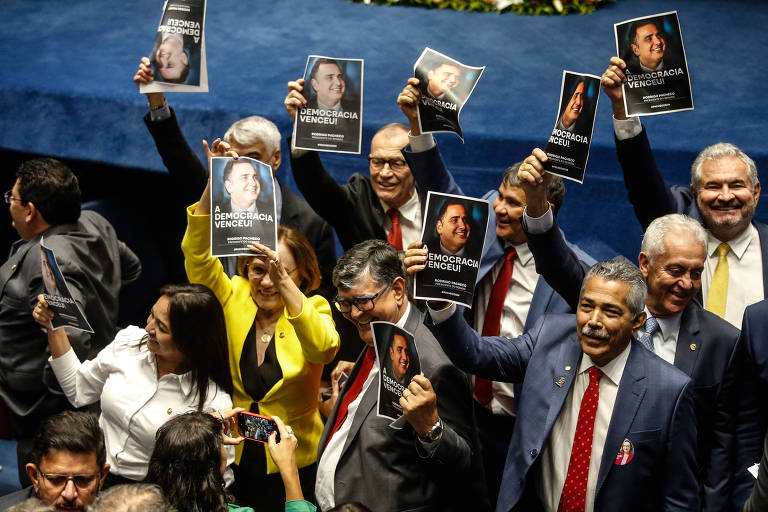 Senadores aliados de Rodrigo Pacheco (PSD-MG) seguram cartaz com os dizeres "A democracia venceu", com a foto do presidente eleito do Senado Federal