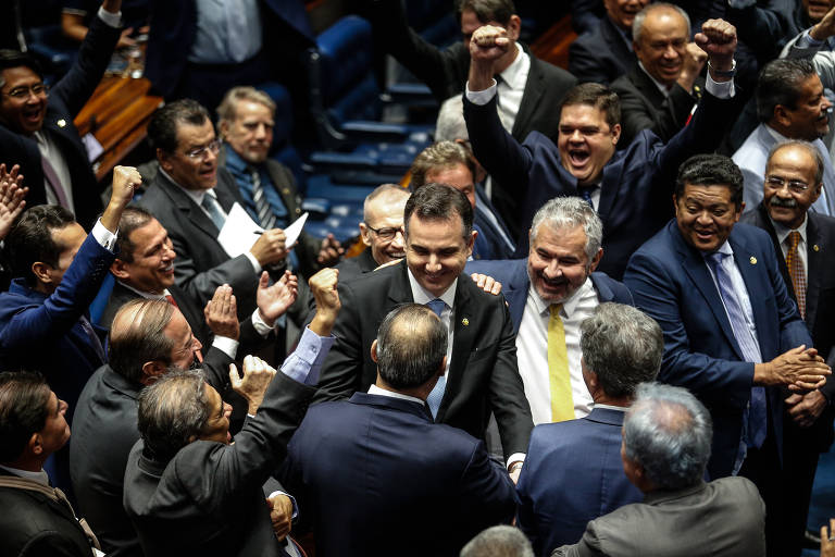 O senador Rodrigo Pacheco (PSD-MG) comemora com aliados sua recondução à presidência do Senado