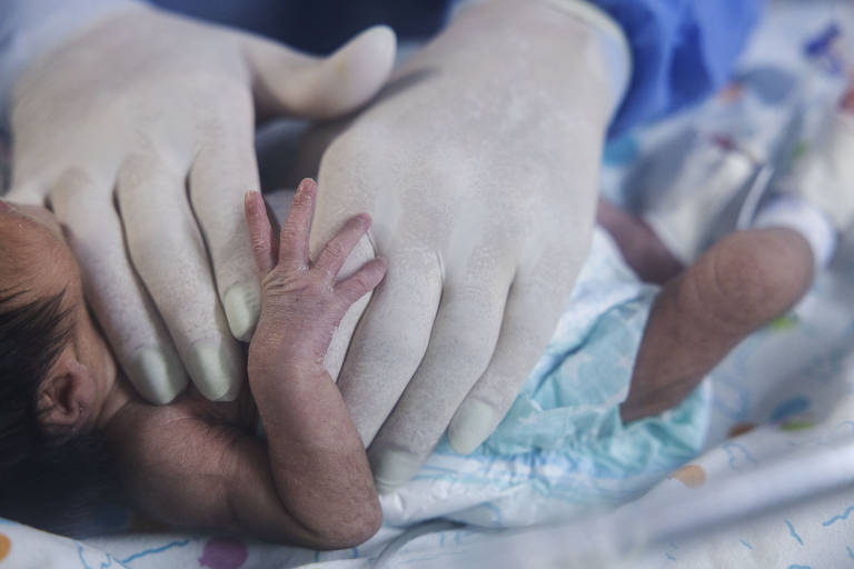 A fisioterapeuta Manoella Dias Barbosa cuida de um bebê yanomami recém nascido na UTI do Hospital Materno Infantil Nossa Senhora de Nazareth em Boa Vista 