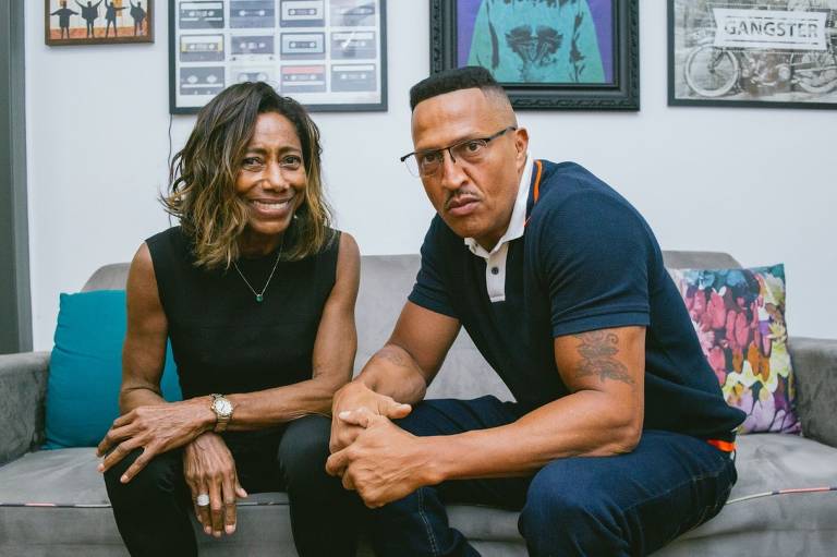 O rapper Mano Brown e a jornalista Glória Maria, que participou do podcast Mano a Mano. Sobre sua idade, a jornalista disse na entrevista que gostava de driblar a curiosidade das pessoas. 'Não tem dados para provar e eu invento. Lá atrás ninguém vai conseguir bater lé com cré porque eu confundi tanto que ninguém vai conseguir fazer a conta. E não é para esconder. É questão de cultura familiar'