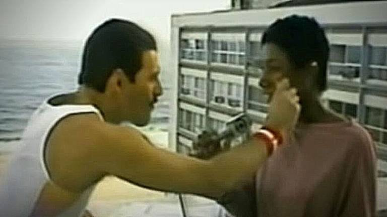 Glória Maria entrevista o cantor Freddie Mercury em 1985, quando o cantor se apresentou no Rock in Rio