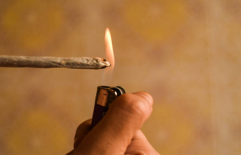 Cigarro de maconha: STF deve retomar julgamento sobre descriminalização da posse de drogas