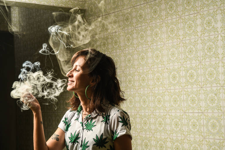 Marcelle Louzada, 41, relata experiência parecida. É psicóloga, ativista e educadora, e defende a legalização da maconha em seus trabalhos.