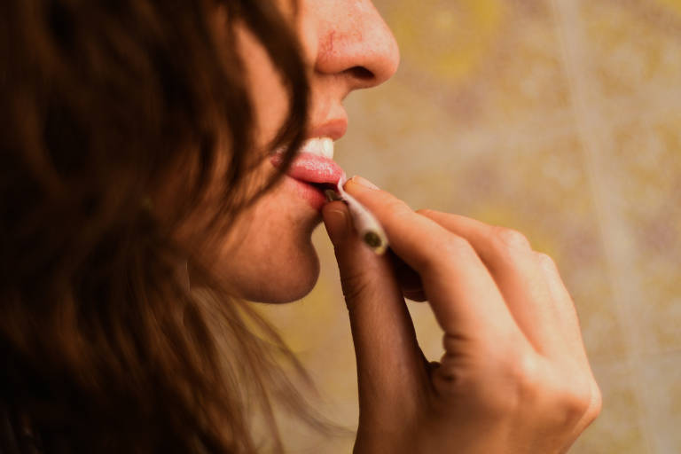 O efeito benéfico na sexualidade provavelmente ocorre pelo efeito do THC, substância presente na maconha, que promove relaxamento