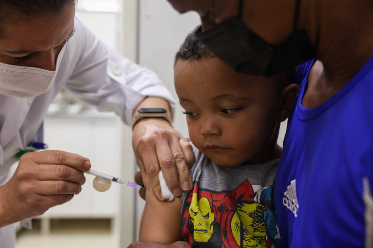 Pais buscam postos no 1º dia de vacinação de bebês sem comorbidades em SP