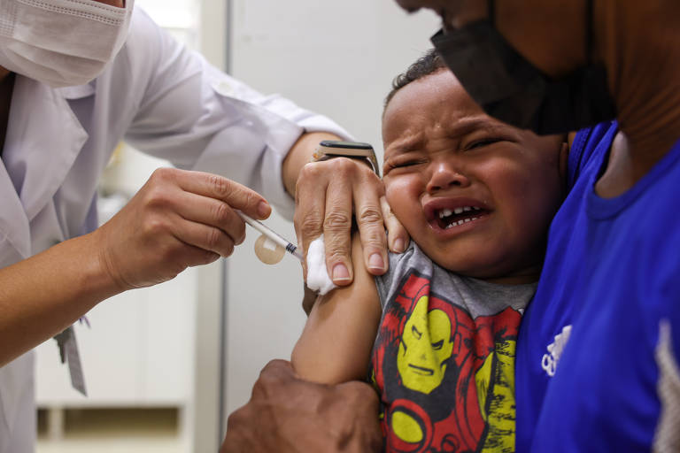 Crianças recebem vacina contra a Covid-19  