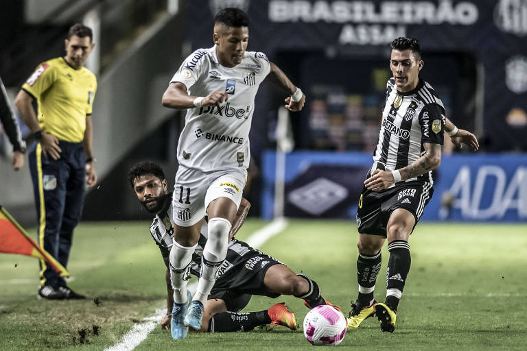 Ângelo ganha de marcador em partida contra o Atlético Mineiro, no Brasileiro do ano passado
