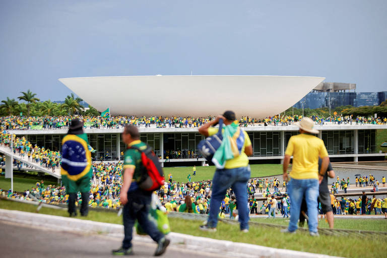 Apoiadores do ex-presidente Jair Bolsonaro invadem Congresso Nacional, em Brasília