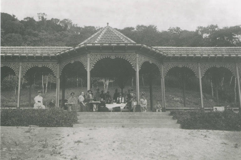 Local para piqueniques numa reserva florestal da serra da Cantareira, criada para proteger a área de mananciais dos quais se servia a Companhia Cantareira de Águas e Esgotos, empresa criada em 1877