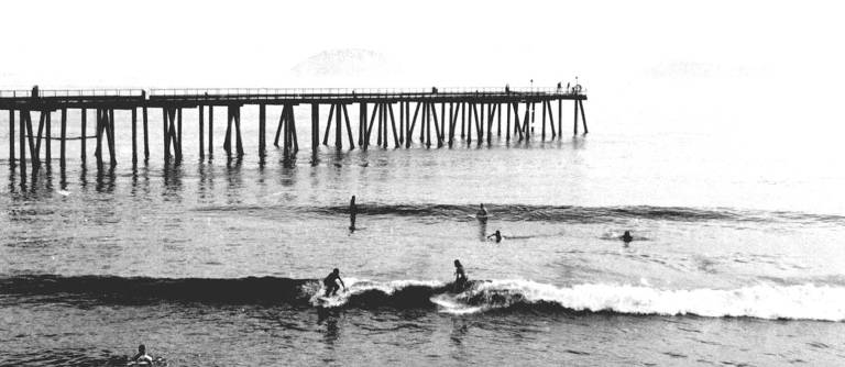 Píer de Ipanema nos anos 1970; estrutura de ferro e madeira foi montada durante a construção do emissário submarino, responsável por levar parte do esgoto da cidade do Rio de Janeiro para o mar