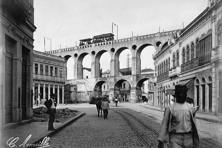 Aqueduto da Carioca, obra concluída em 1723 em foto do início do século 20; a construção se tornou conhecida como Arcos da Lapa