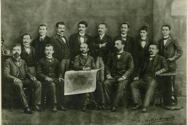 Comissão construtora de Belo Horizonte em foto de 1895; o chefe da equipe, Aarão Reis, segura planta da nova capital mineira