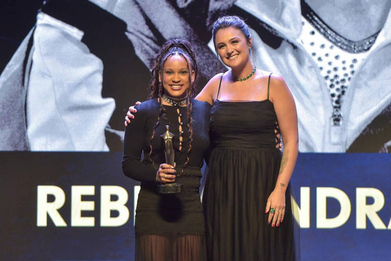 A ginasta Rebeca Andrade, à esquerda de Camila de Freitas, foi eleita a Atleta do Ano pelo COB