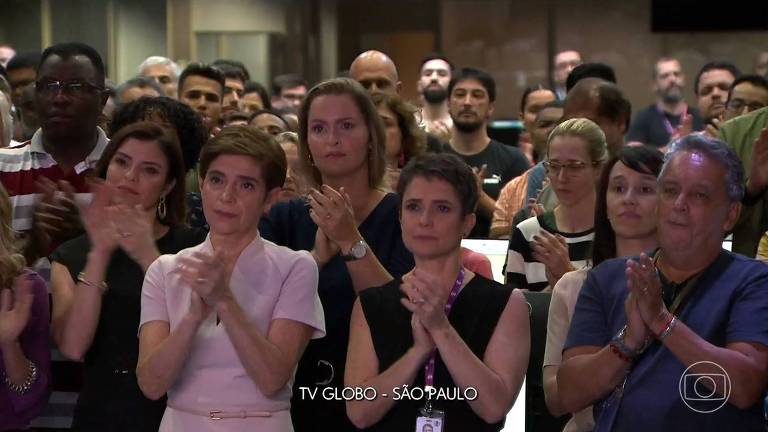 Equipe de jornalistas bate palmas em tributo a Glória Maria