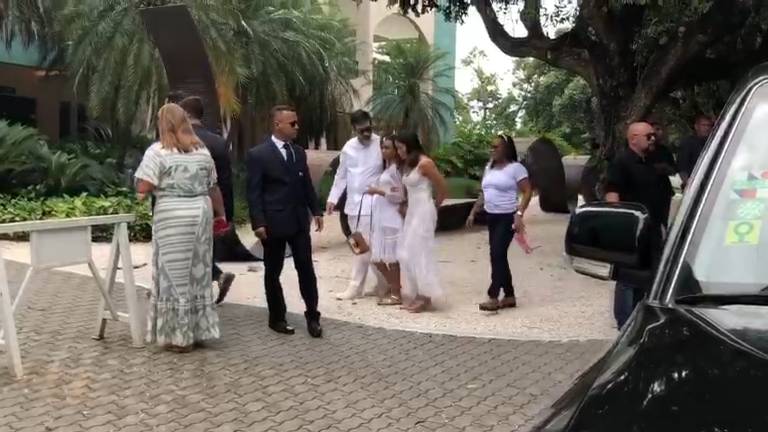 Vestidas de branco, Laura e Maria, filhas de Glória Maria, chegaram ao velório da jornalista com padrinho, o jornalista Bruno Astuto, e com a atriz Marina Ruy Barbosa