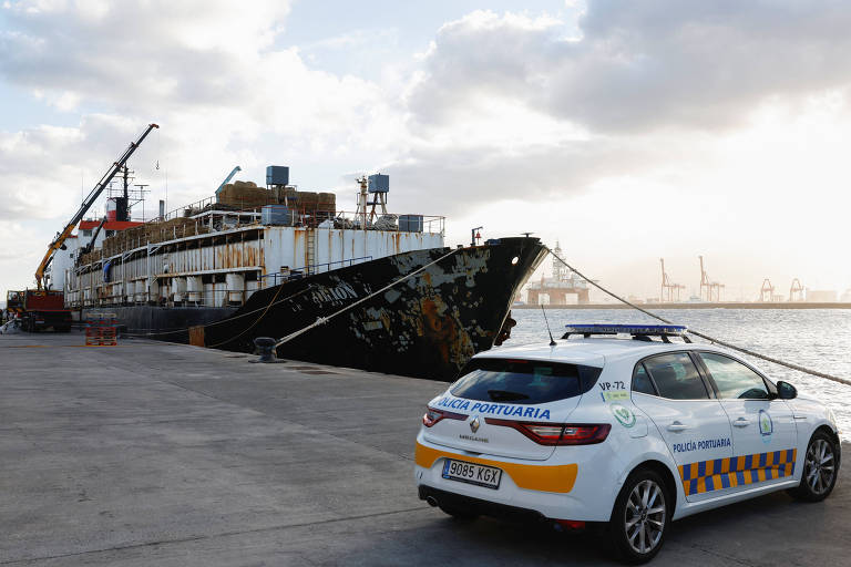 Viatura de polícia da Espanha perto de navio Orión V, no porto de Las Palmas