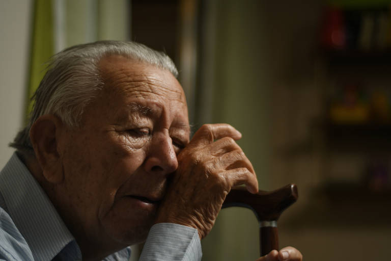 O ex-operário José Vicente Correa, 86, durante entrevista à Folha em que relatou as torturas sofridas sob a custódia do Estado durante a ditadura militar 