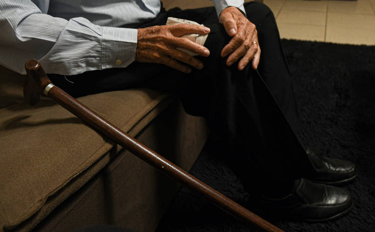 Penas e bengala do ex-operário José Vicente Correa, 86, que ficou com sequelas das torturas sofridas durante prisão por engano pelo aparelho repressivo da ditadura militar