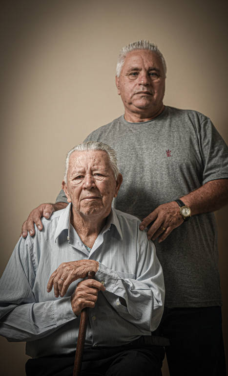 O ex-operário José Vicente Correa, 86, ao lado de seu filho, Sandro, que tinha dez anos de idade quando o pai e mãe foram presos por policiais à paisana durante o regime militar