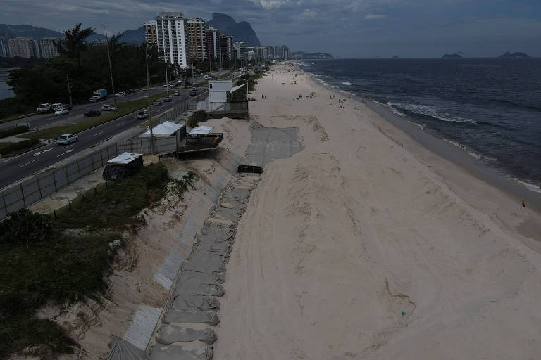 Rio põe concreto no fundo da areia de praia e revolta especialistas
