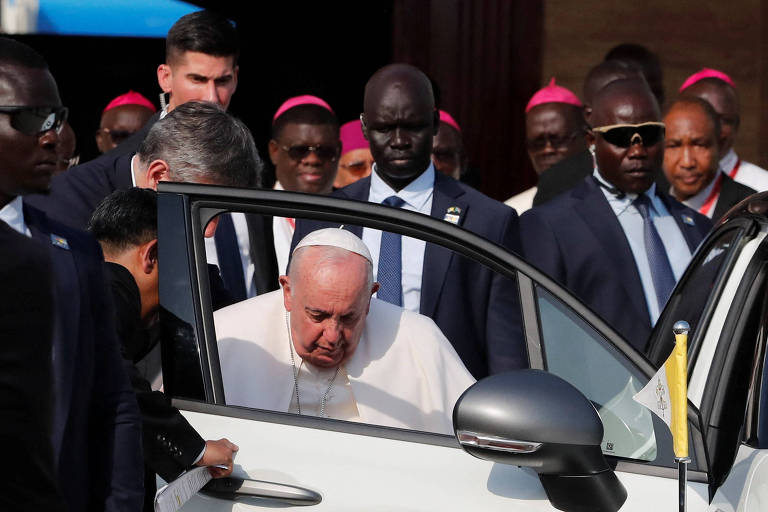 O papa Francisco entra em carro após desembarcar em Juba, capital do Sudão do Sul