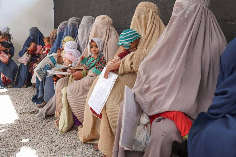 Afeganistão quer apagar mulheres, diz agente brasileira dos Médicos Sem Fronteiras