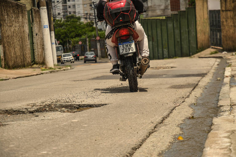 Buracos no asfalto recém recapeado na Rua Morubixaba, na Cidade Líder, zona leste de São Paulo; região da subprefeitura de Aricanduva teve maior aumento de reclamações em toda a capital