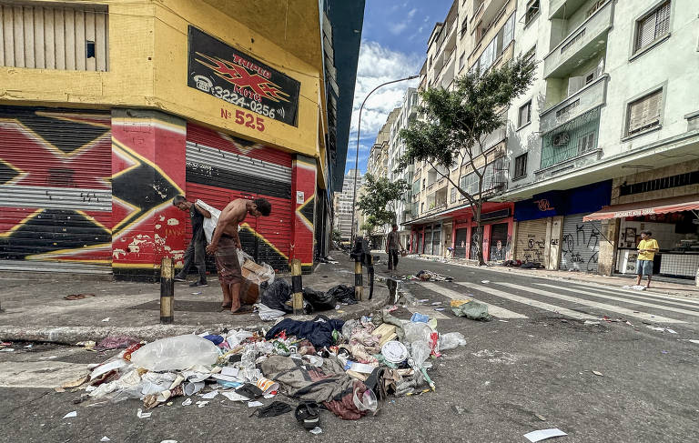 Lixo acumulado nas ruas do bairro de Santa Efigênia, zona central de São Paulo; subprefeitura da Sé é campeã de reclamações 