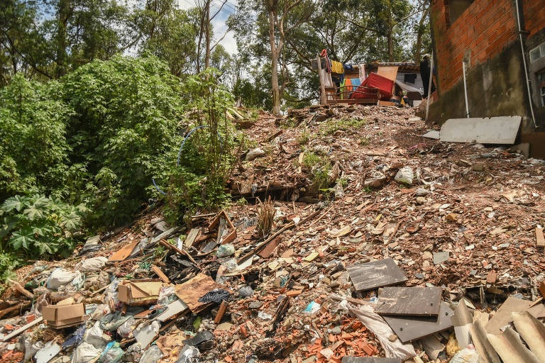 Uma montanha de lixo na rua Gabriel Pereira, no Jardim Brasília, zona leste de São Paulo; bairro na periferia sofre com descarte irregular e vias esburacadas.  