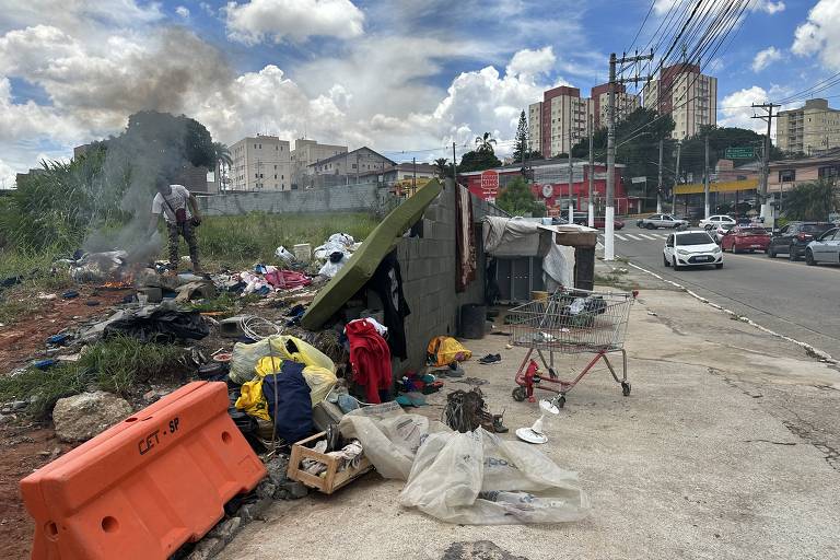 Ponto de descarte irregular de lixo na avenida Líder, ao lado do rio Verde, na zona leste da capital, onde parte de um muro de contenção desmoronou