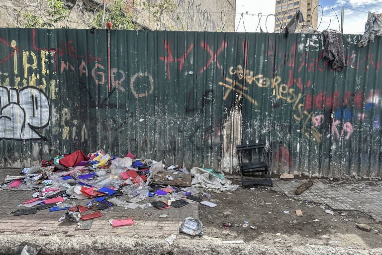 Lixo acumulado nas ruas do bairro de Santa Efigênia, zona central de São Paulo; comerciantes da região dizem que trabalho dos garis, mesmo que intenso, é insuficiente para volume de lixo na região