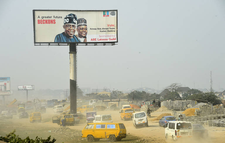 Cartaz de campanha do candidato governista Bola Tinubu na cidade de Lagos; país vai às urnas em 25 de janeiro para eleger um novo presidente