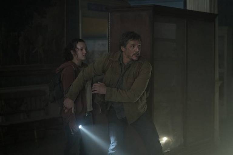 Ellie (à esquerda) e Joel (à direita) são os dois personagens principais da série The Last of Us