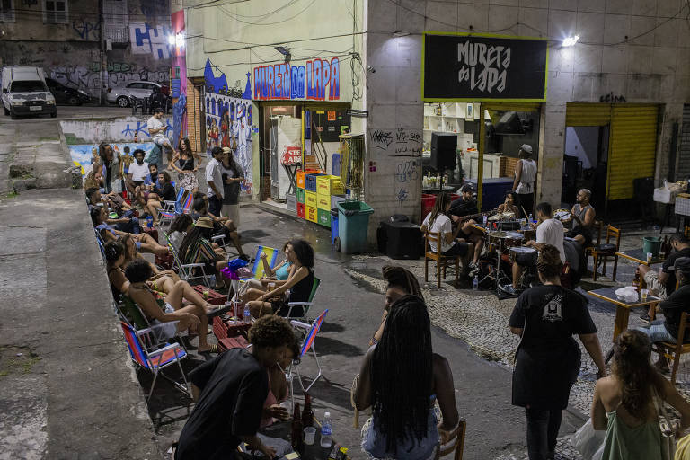 Mureta da Lapa faz sucesso com 'cadeira sem praia' no Rio
