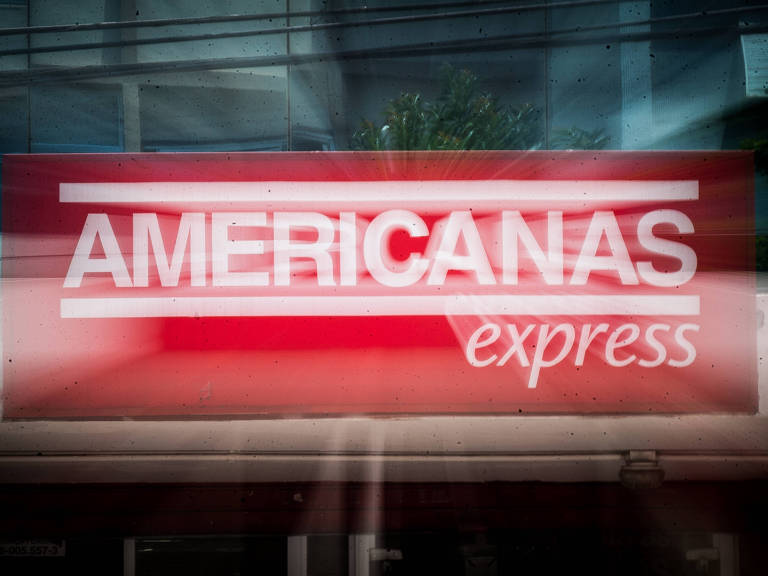 Fachada em vermelho onde se lê em branco Americanas Express