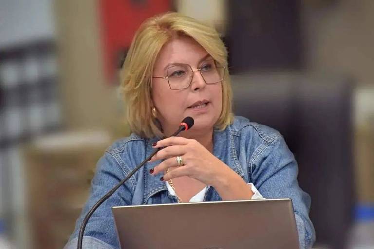 Vereadora cassada por denunciar gesto nazista em SC reassume mandato e mira prefeitura