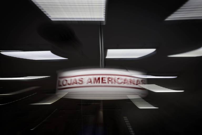 fachada em branco em que se lê Lojas Americanas em vermelho