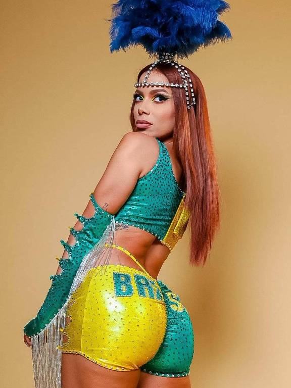 Anitta usa look com as cores do Brasil em show de pré-Carnaval